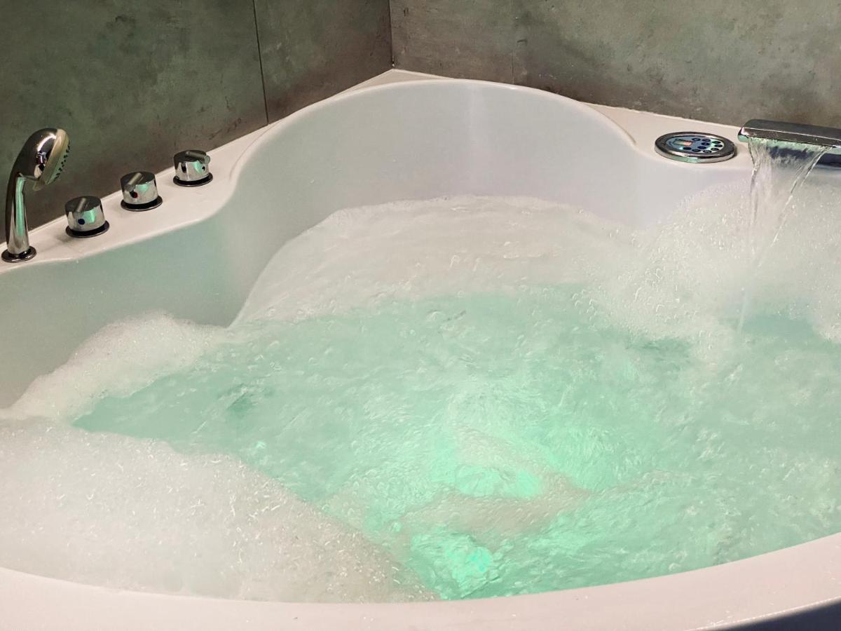 Premium Jacuzzi For Couples, Old Town Apartment *